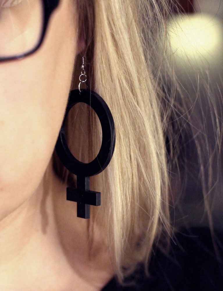 Feminist-smycke örhänge kvinnosymbol (venus) i svart
